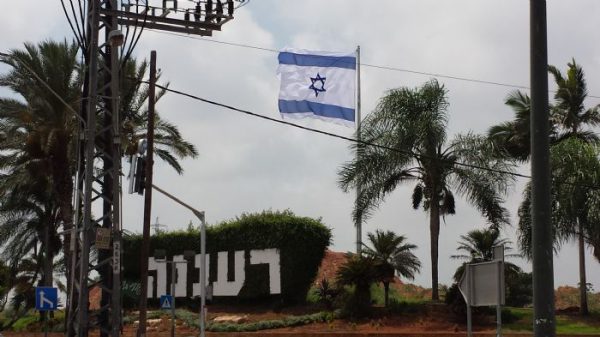 La Bandera de Israel cosida de la tela de A.M.