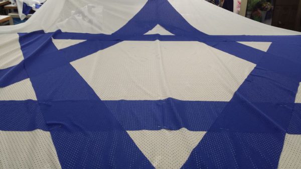 La Bandera de Israel cosida de la tela de A.M.