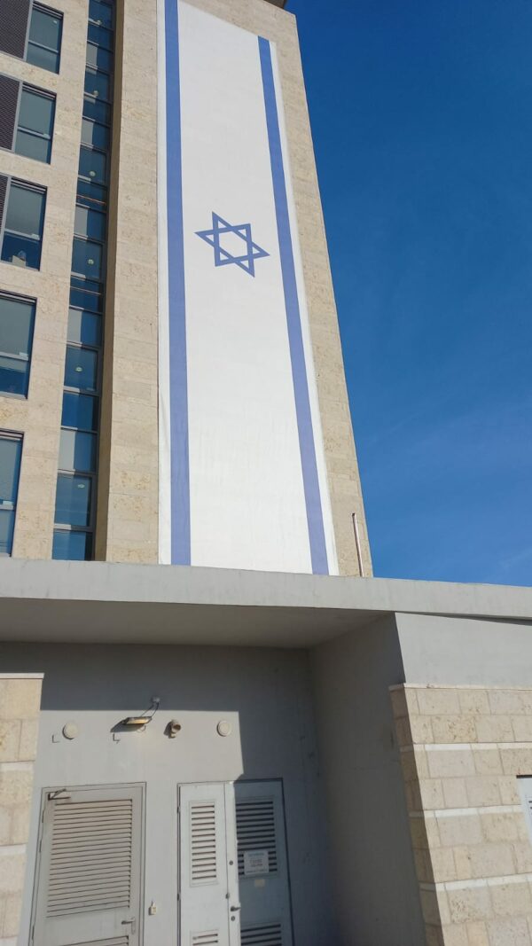 דגל ישראל על ביניין