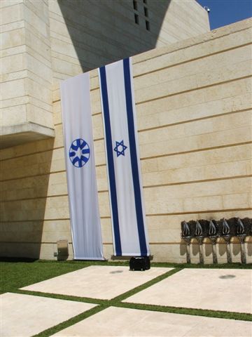 Bandera israelí en la esquina de Y'a recordada en el Ministerio de Relaciones Exteriores