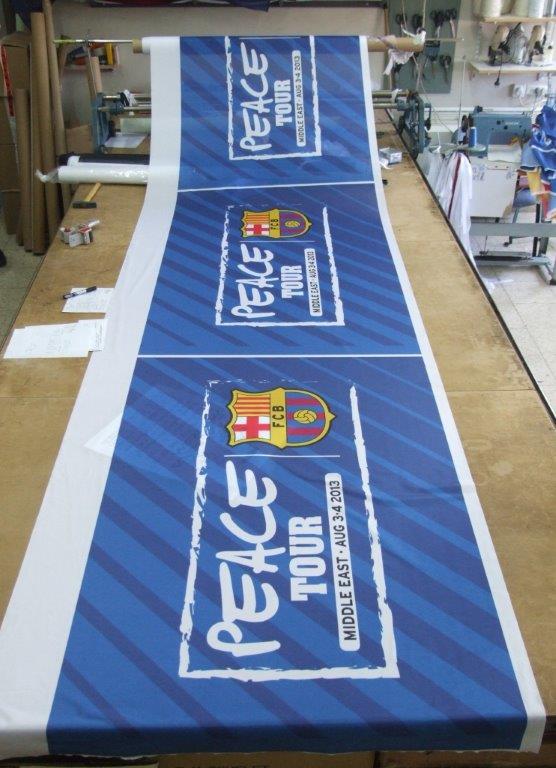 הדפסת דגלים לביקור של קבוצת הכדורגל של ברצלונה בישראל