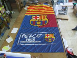 הדפסת דגלים לביקור של קבוצת הכדורגל של ברצלונה בישראל