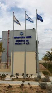 תרנים עם דגלים
דגל משטרה 
דגל ישראל