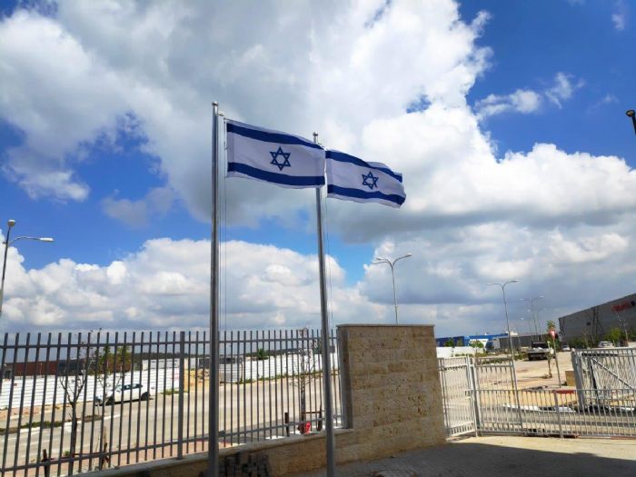 תורן עם דגל המדינה דגל ישראל הנפה