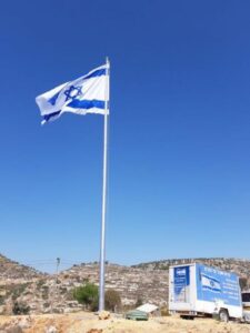 תורן עם דגל המדינה דגל ישראל