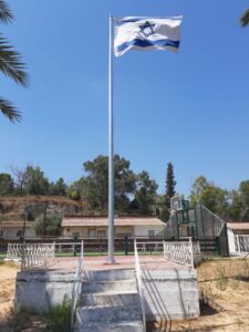 Extracción de un asta de bandera existente e instalación de un mástil de acero de 25 pies en la Base de Municiones de Campo Elezary de Beit