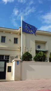 sop resize  התקנת תורן אחיד גובה  מטר באמצעות הצמדה לקיר בבית שגריר האיחוד האירופאי בישראל