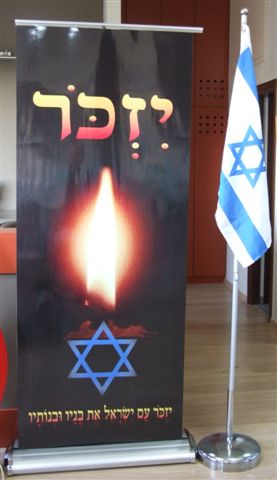 Roll up recordará con 2 metros de altura de pie y bandera israelí