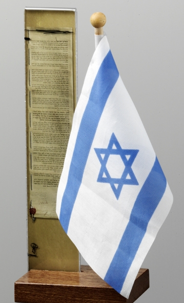 מעמד שולחני עם דגל ישראל ומגילת העצמאות