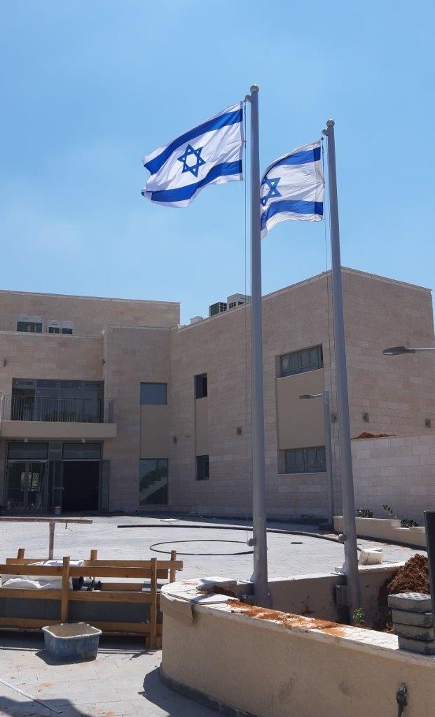 תורן פלדה קוני 6 מטר התקנה ברחבת הכניסה לישיבת נצר מטעי באריאל מרחק בין התרנים 125 סמ דגל ישראל