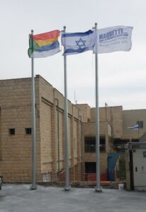 תרנים עם דגלי לוגו וישראל